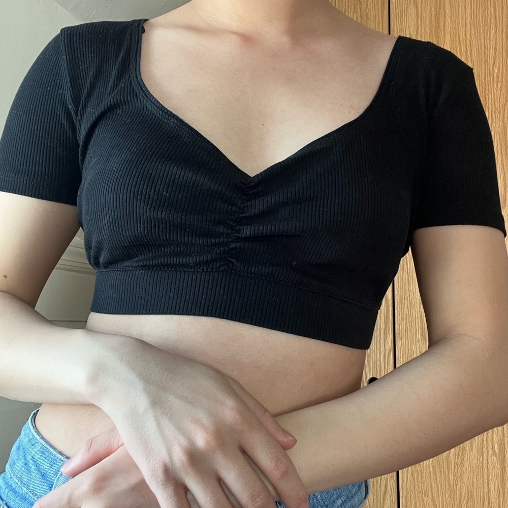 Cropped ribbed black shirt